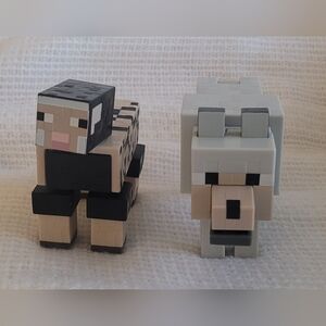 Minecraft figurines Sheep & Wolf.